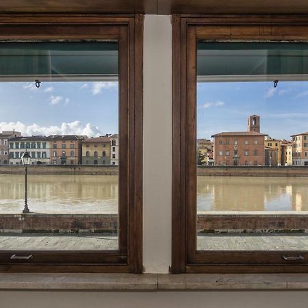 The River Pisa Bagian luar foto