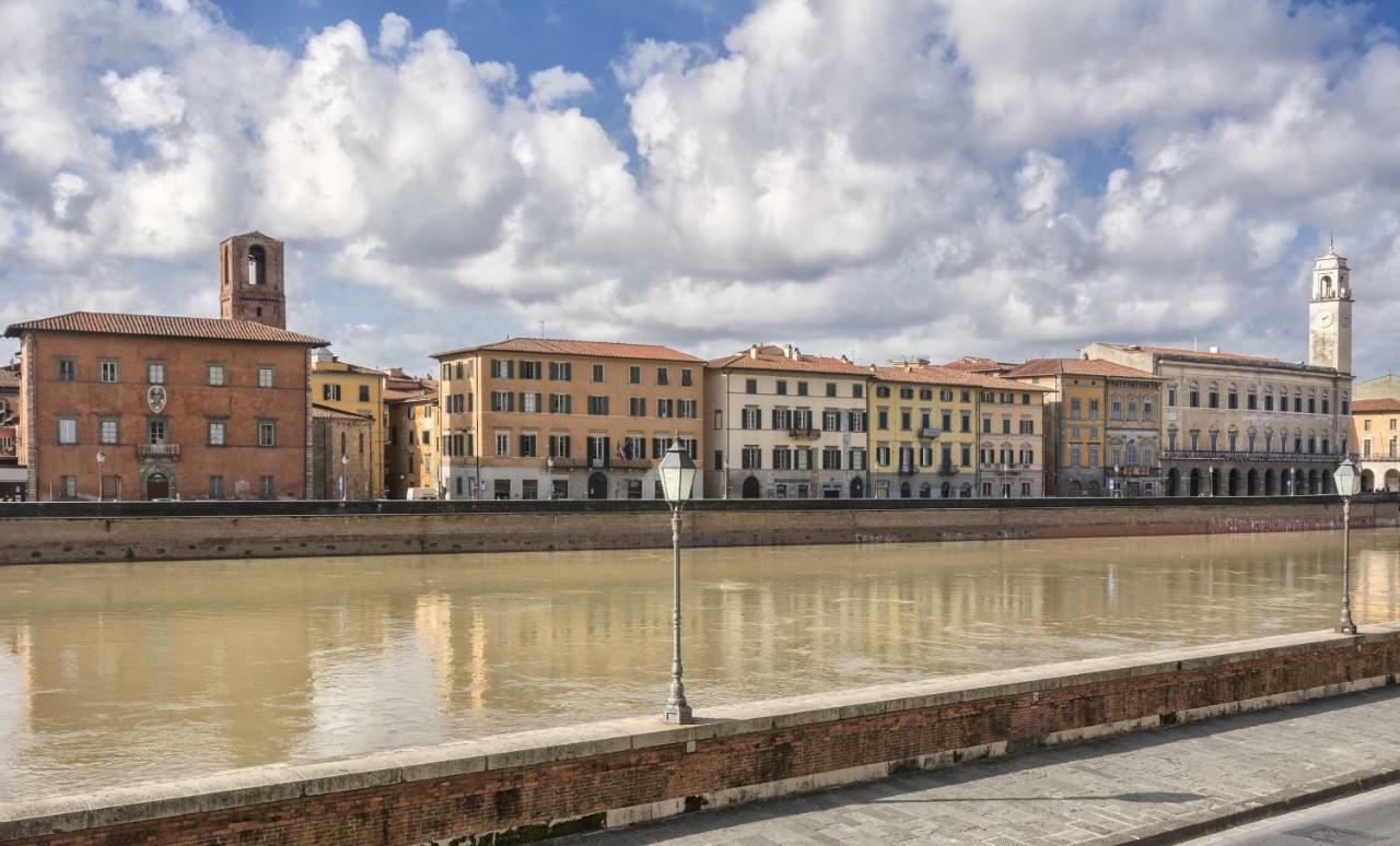 The River Pisa Bagian luar foto