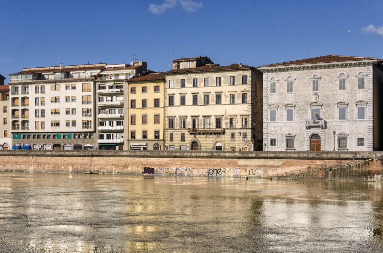 The River Pisa Bagian luar foto